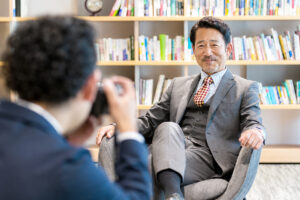 撮影で自社の価値を記録に残す社長