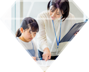 子どもたちに勉強を教える塾講師