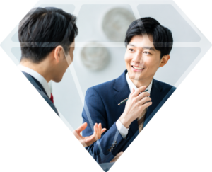 仕事について真面目に学ぶビジネスマン